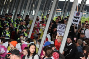 Manifestantes que actúan como alarmas de humo humano